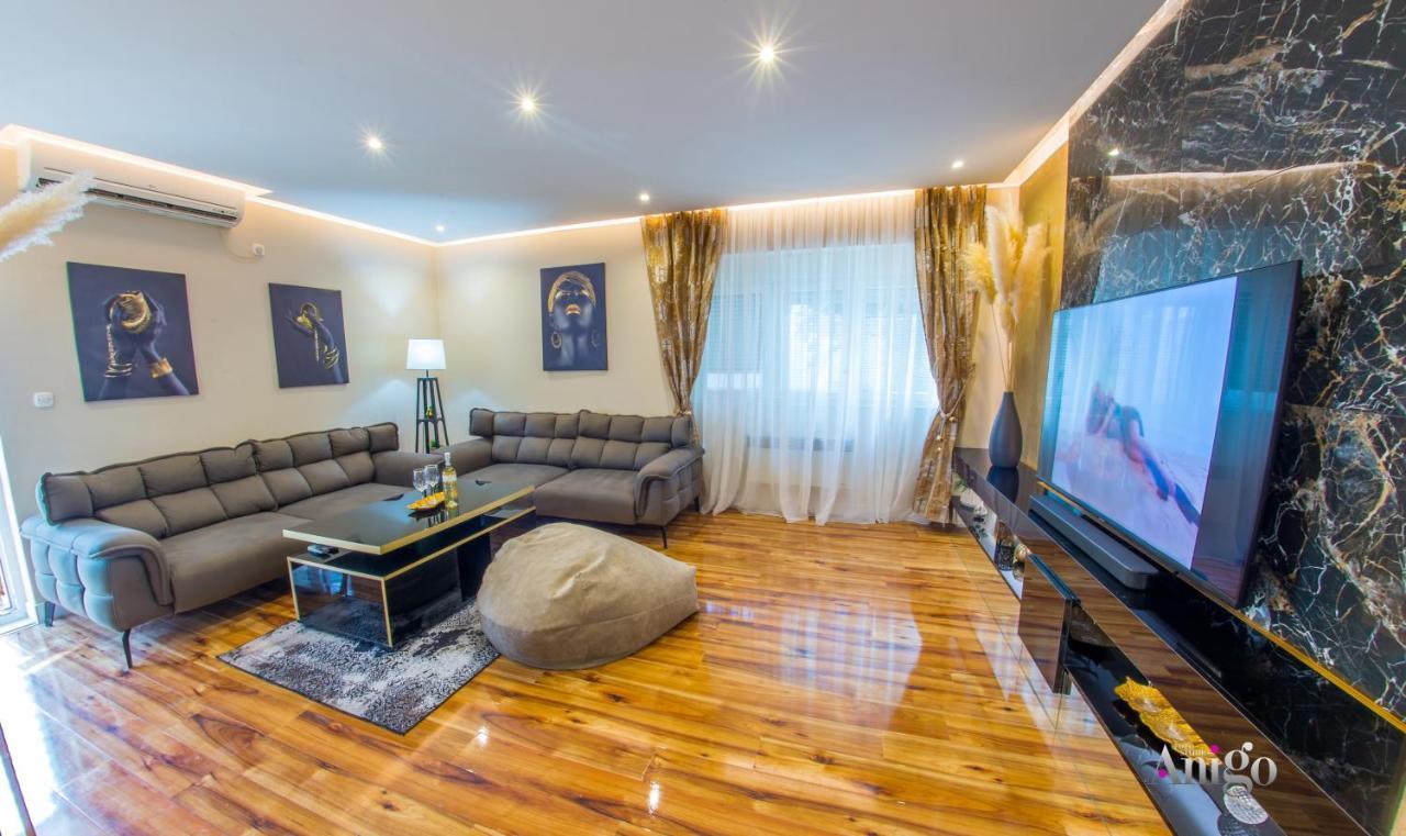 Luxury Apartment Black And Gold Мостар Екстериор снимка