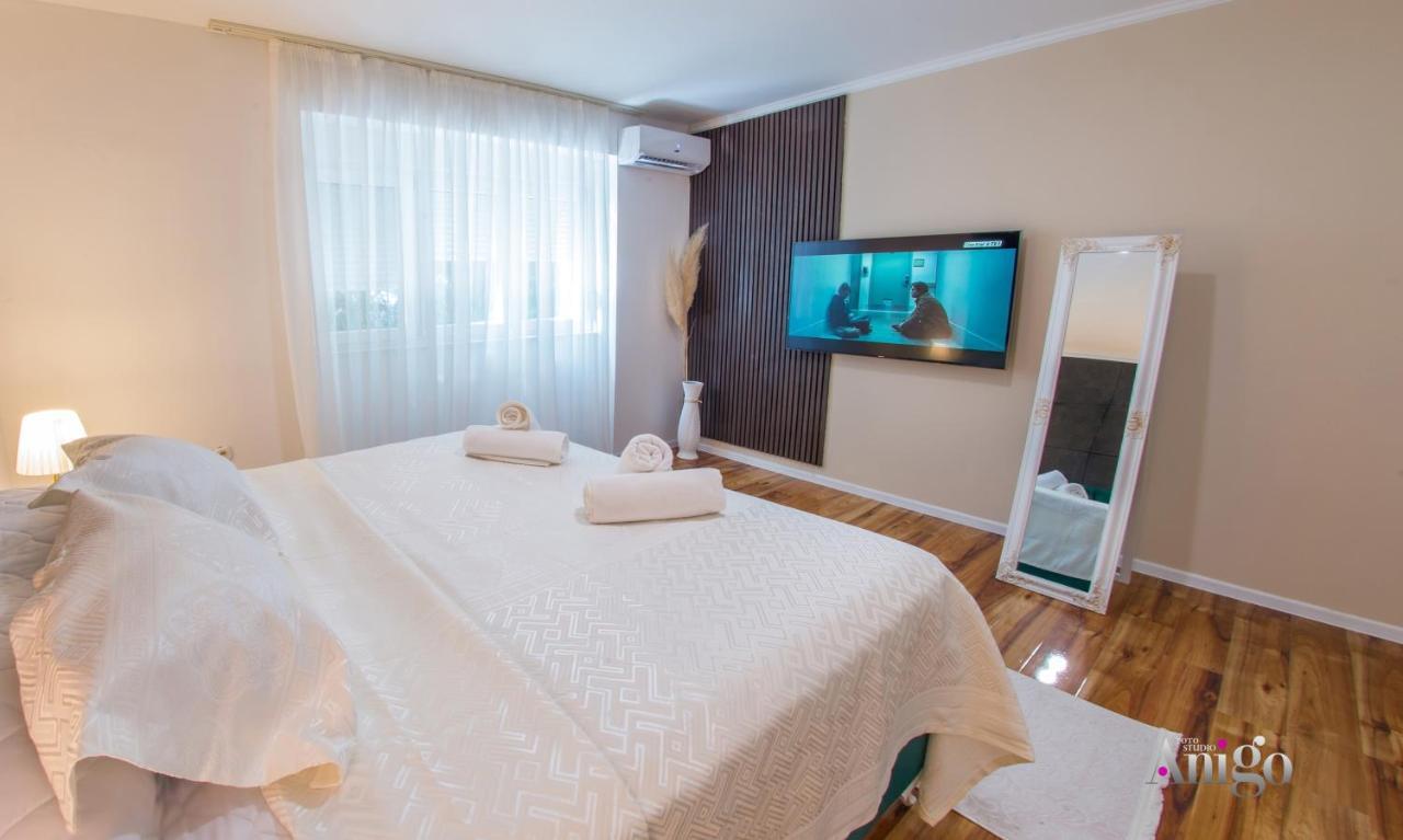 Luxury Apartment Black And Gold Мостар Екстериор снимка