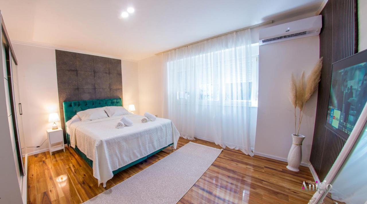 Luxury Apartment Black And Gold Мостар Екстериор снимка