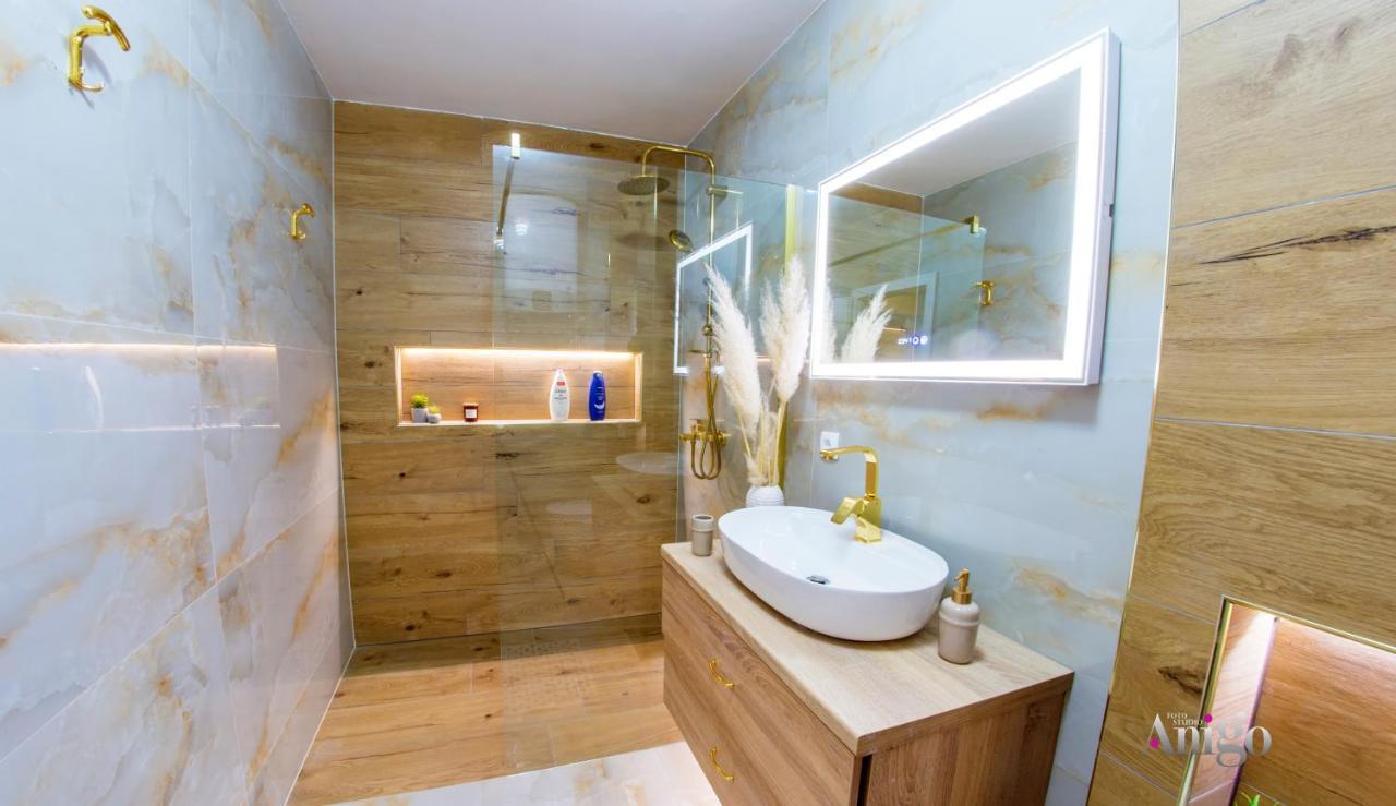 Luxury Apartment Black And Gold Мостар Екстериор снимка