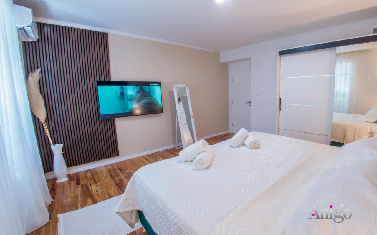 Luxury Apartment Black And Gold Мостар Екстериор снимка