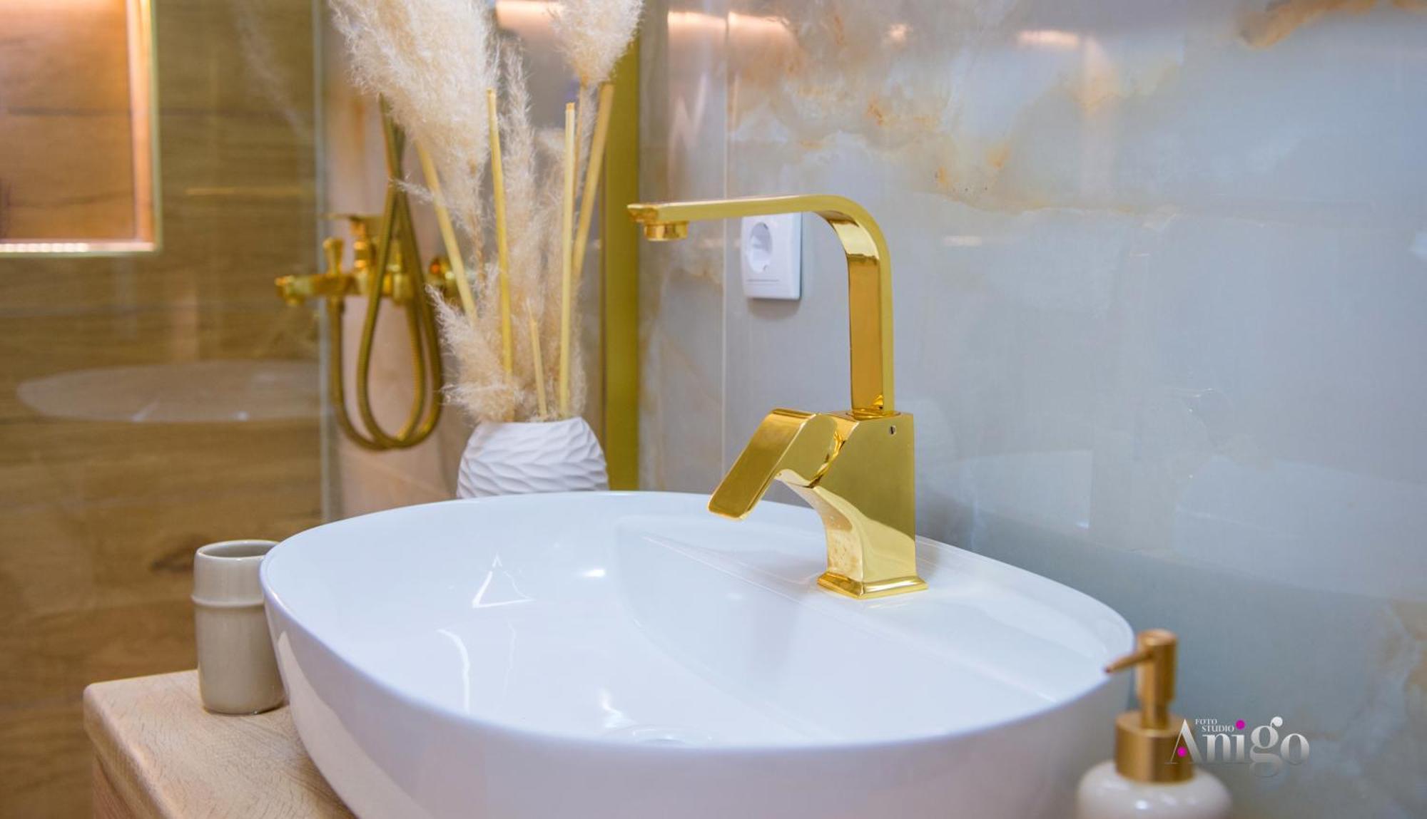 Luxury Apartment Black And Gold Мостар Екстериор снимка
